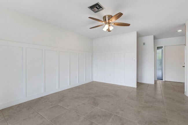 Building Photo - ** LAKEWOOD ** 3 BED / 2 BATH / GARAGE - SINGLE FAMILY HOME - GREAT LOCATION! - PET OK - ANNUAL R...