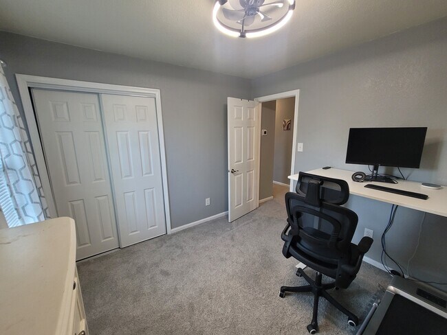 Building Photo - 1012 Meadowview Pl