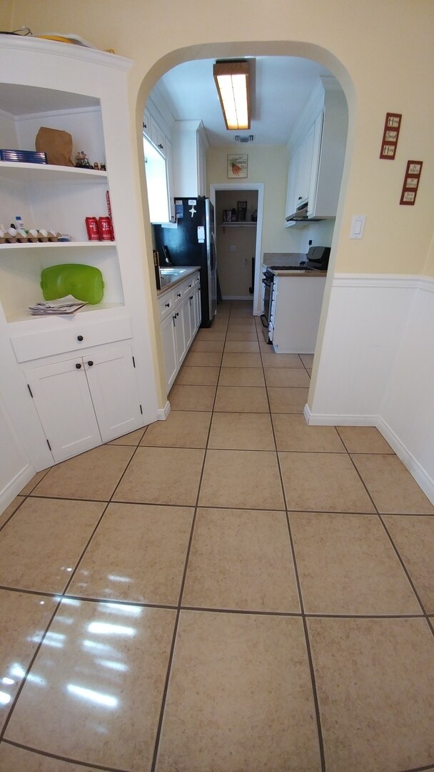 Building Photo - Gorgeous and Spacious 3-Bedroom 2-Bath home with Built-In BBQ, Garage, Hardwood Floors & Yard! MO...
