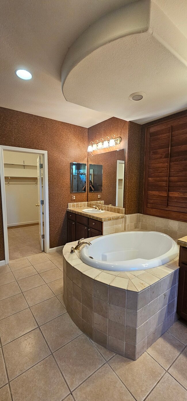 Building Photo - 5012 Crest Dr