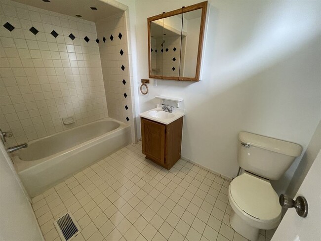 Building Photo - 603 E Golf Ave