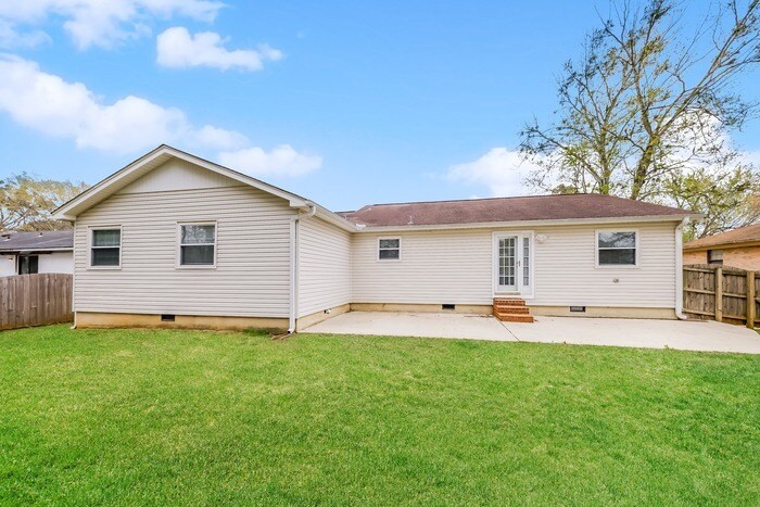 Building Photo - 2218 Cecille Dr SW