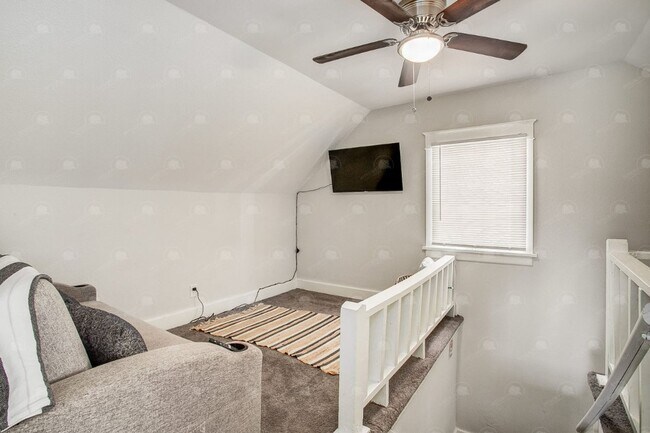 Building Photo - 3-bedroom 3-bathroom w/a loft in historic ...