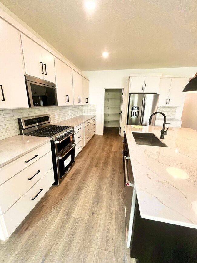 Building Photo - Stunning 5BD/3BA New Construction in Lehi | 3,287 SF | HOA Covers Yard | Aug 1