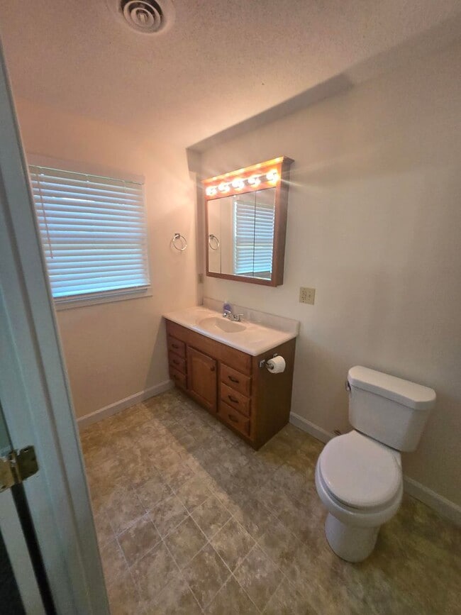 Building Photo - **Charming 3-Bed, 2-Bath Duplex Apartment ...