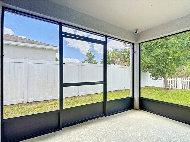 Building Photo - 3040 Lakes Crest Ave