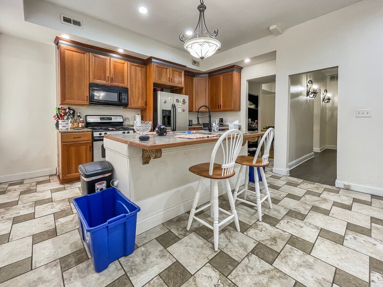 Kitchen - 2242 Linden Ave