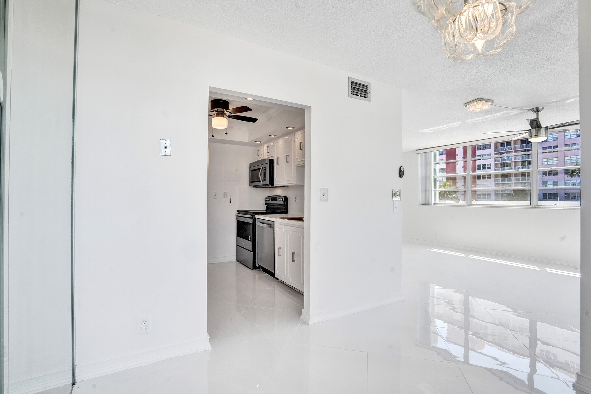 Building Photo - 3113 S Ocean Dr