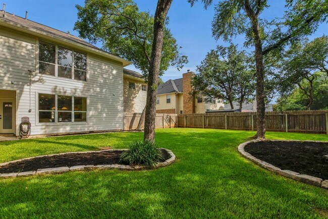 Building Photo - 701 Oaklands Dr