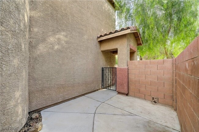 Building Photo - 9260 Pembrook Falls Ave