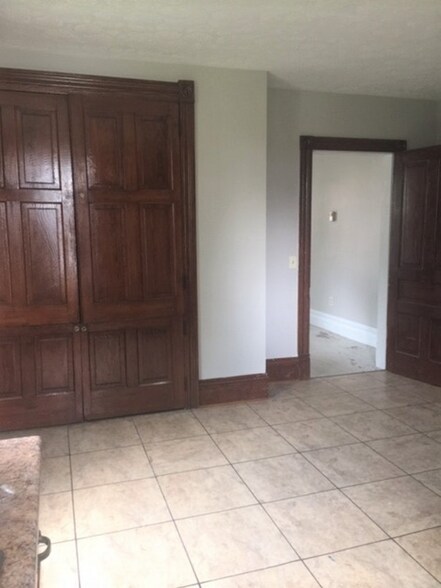 Building Photo - 221 S Poplar Ave