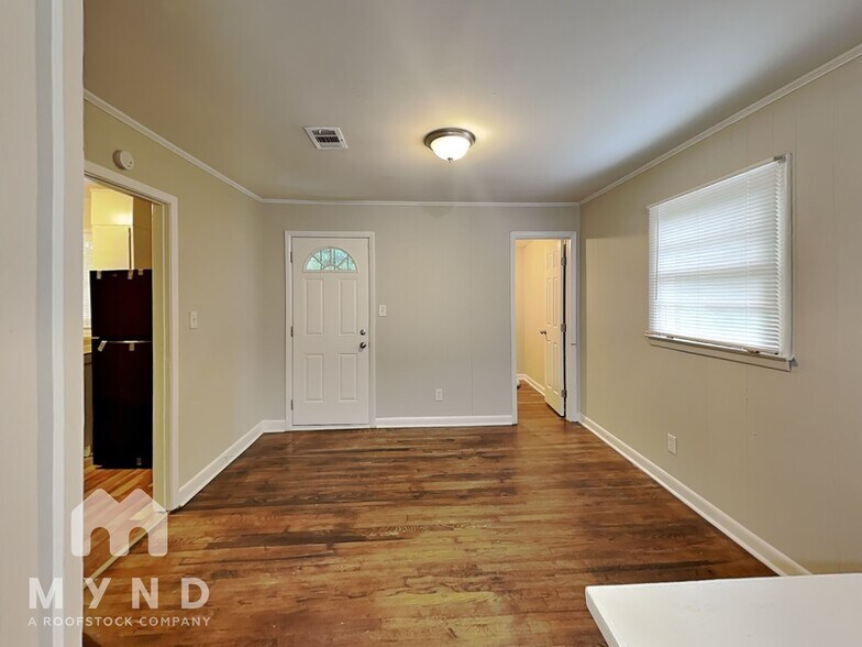 Building Photo - 388 Woodstock Dr SW