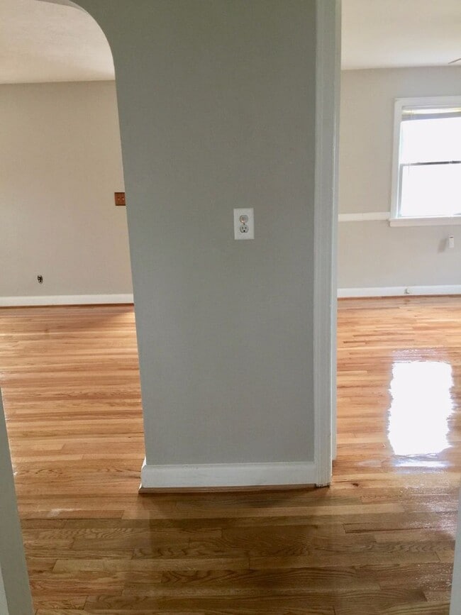 Building Photo - Adorable 2BR/1BA Home Near Norfolk Naval B...