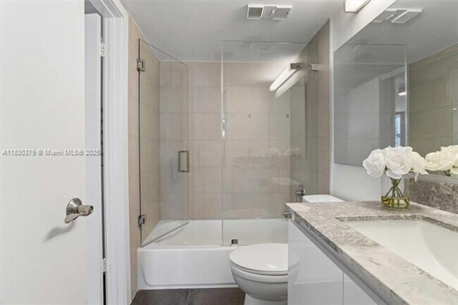 Building Photo - 540 Brickell Key Dr