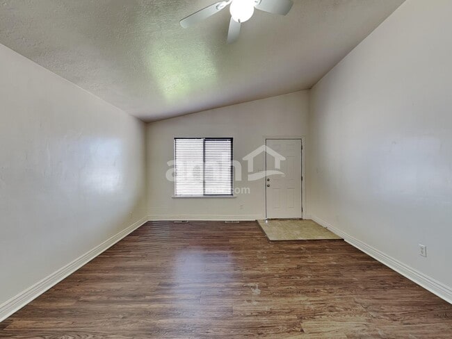 Building Photo - 1698 E Ridgefield Rd