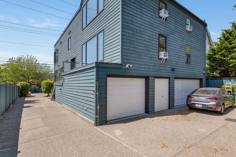 Building Photo - 2026 Fairview Ave E