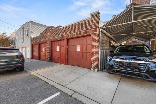 Building Photo - 2811 Summit Ave