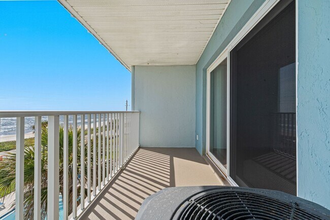 Building Photo - Oceanfront 2 Bedroom Condo with Stunning Views