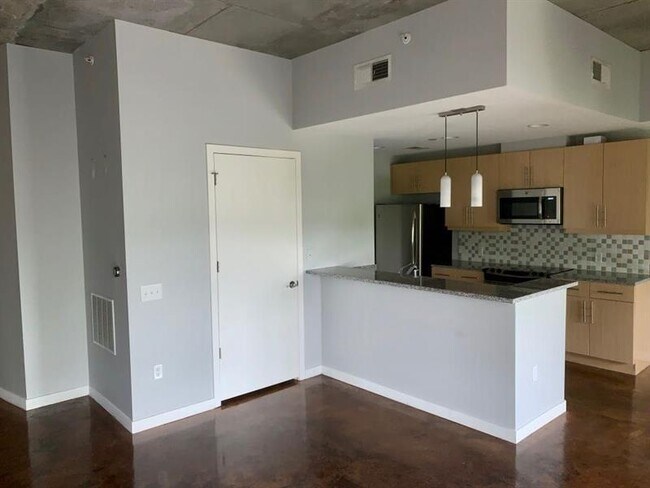 Building Photo - 335 W Ponce de Leon Ave