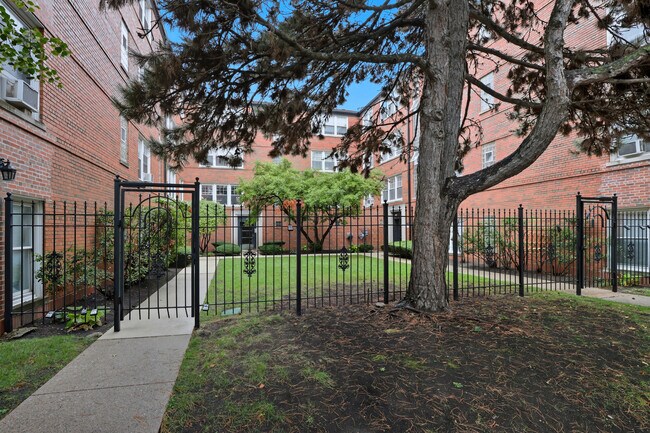 Primary Photo - 2412 W Farragut Ave