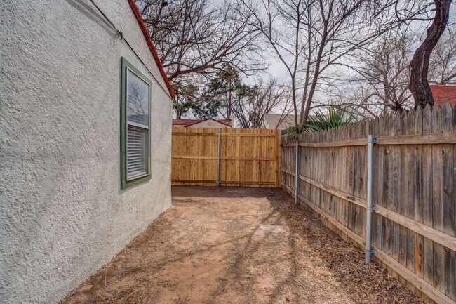 Building Photo - Charming & Private Fully Remodeled Studio Backhouse!