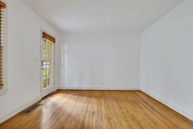 Building Photo - Charming and well-maintained 2-bd 1-bath h...