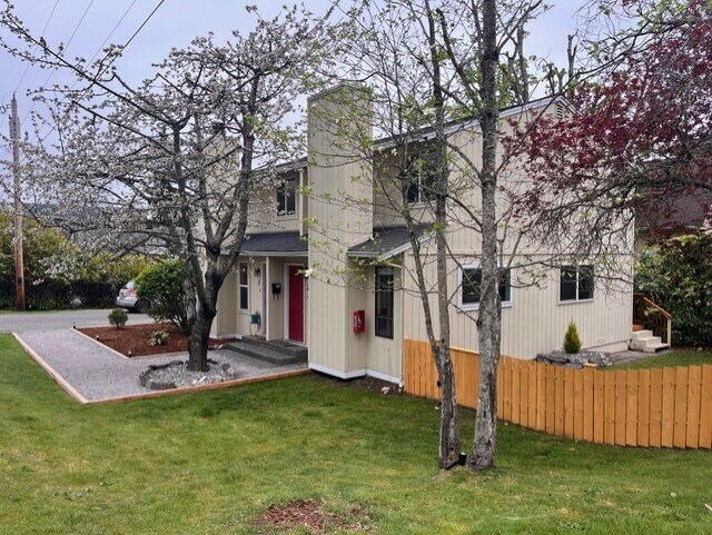 Primary Photo - Spacious 3-Bedroom Remodeled Townhome in F...