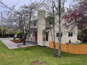 Building Photo - Spacious 3-Bedroom Remodeled Townhome in F...