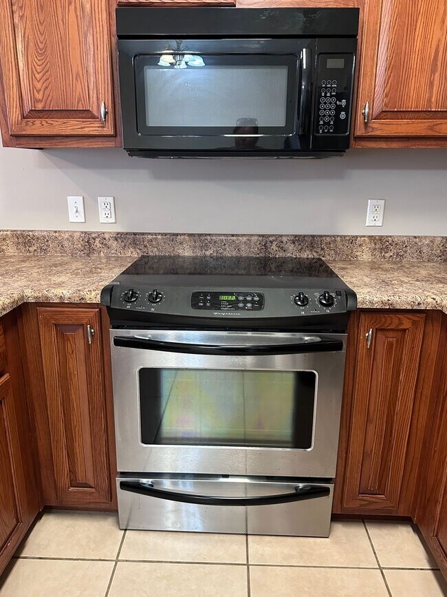 Building Photo - Eagle Landing - End Unit