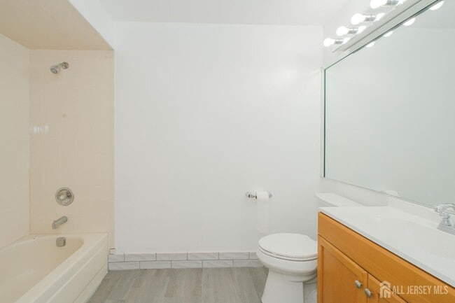 Building Photo - 402 Hidden Village Dr