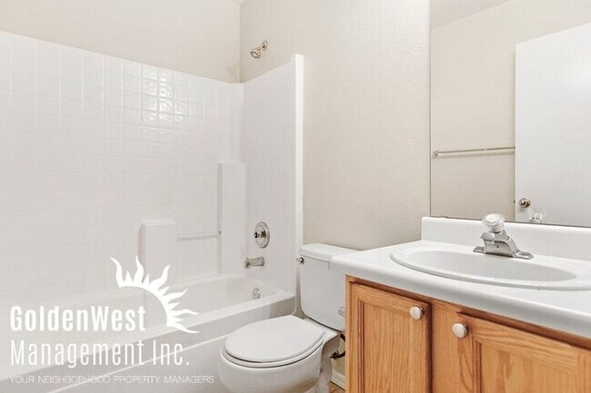 Building Photo - Spacious 3Bdm 2Ba Home in Quiet Neighborhood!