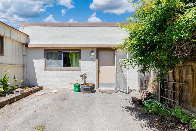 Building Photo - 20 Eucalyptus Rd