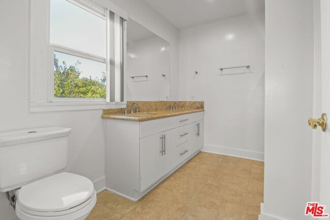 Building Photo - 975 Westchester Pl