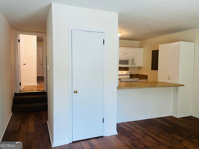 Building Photo - 45 Westgate Cir