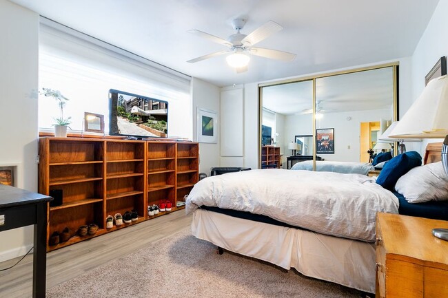 Building Photo - 117 S Doheny Dr