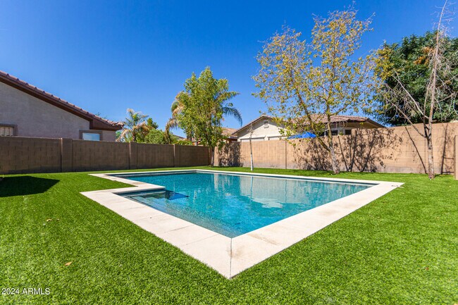 Building Photo - 5429 S Luiseno Blvd