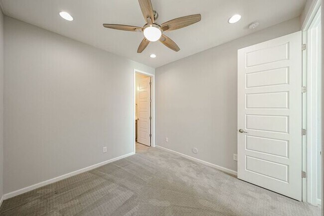 Building Photo - Beautiful 5bedrooms-2Baths Modern Style Home!