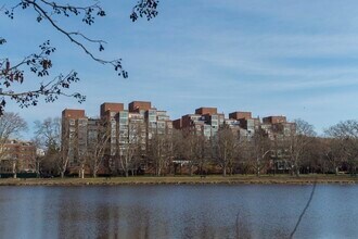 Building Photo - 975 Memorial Dr