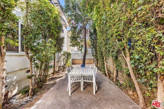 Building Photo - 1929 Tamarind Ave