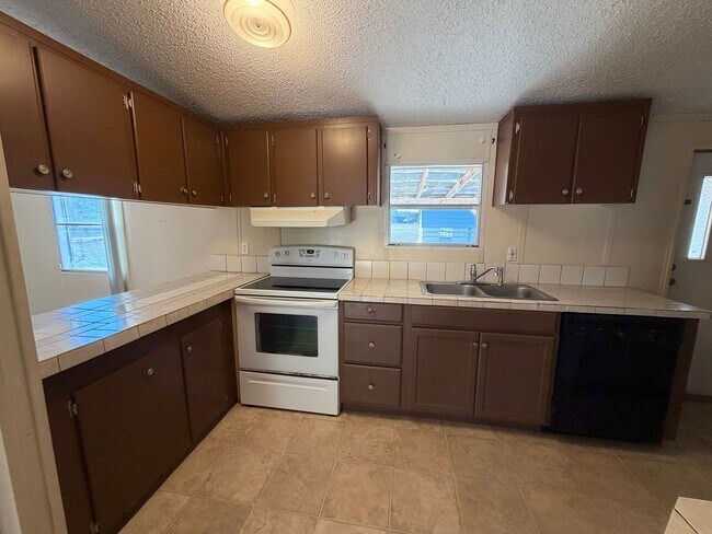 Building Photo - AVAILABLE NOW!