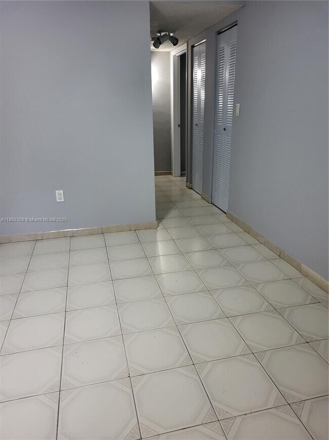 Building Photo - 1322 W 44th St