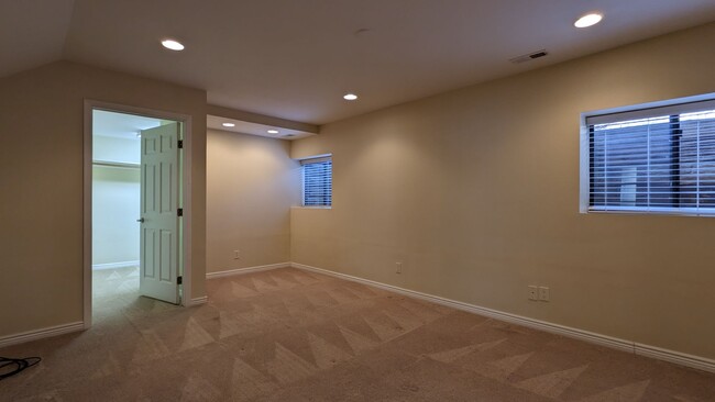 Building Photo - Beautiful 5 Bed, 3.25 Bath Broadmoor Home!