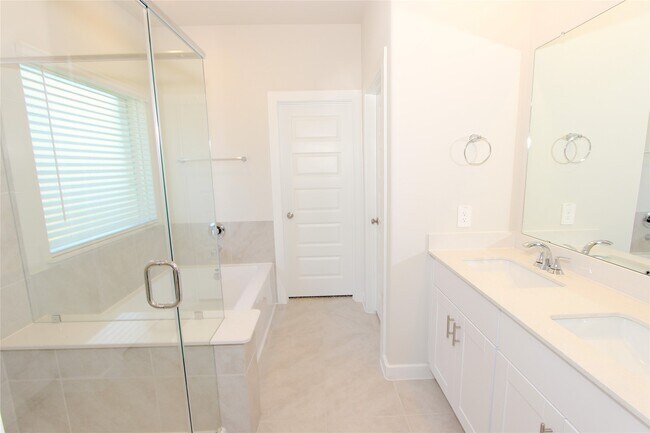 Building Photo - 5518 Handlewood Ln