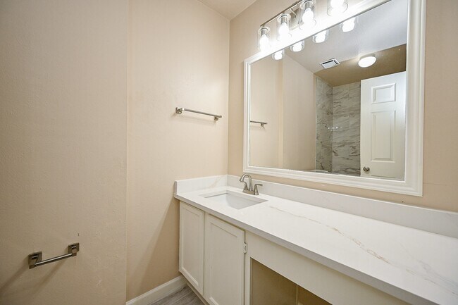 Building Photo - 72 Laughing Brook Ct