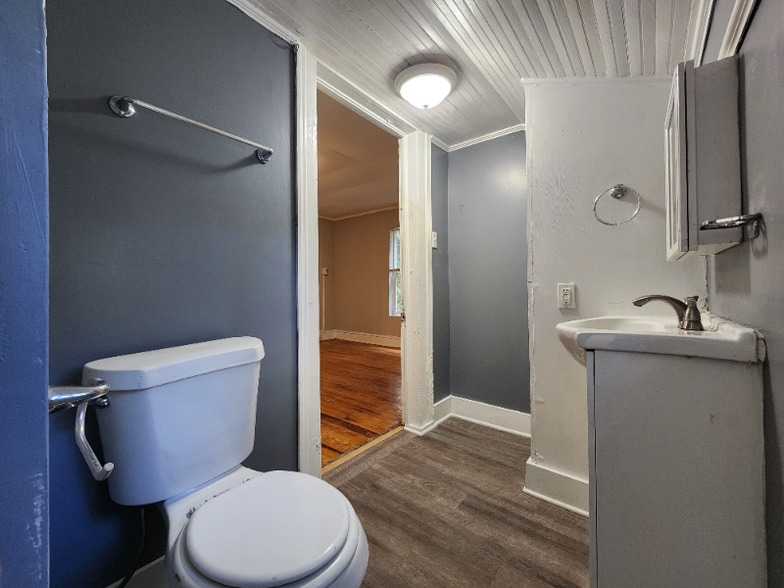 Building Photo - 237 Poole St