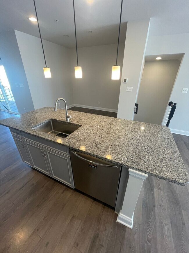 Building Photo - End of unit townhome in Trails at Beech Cr...