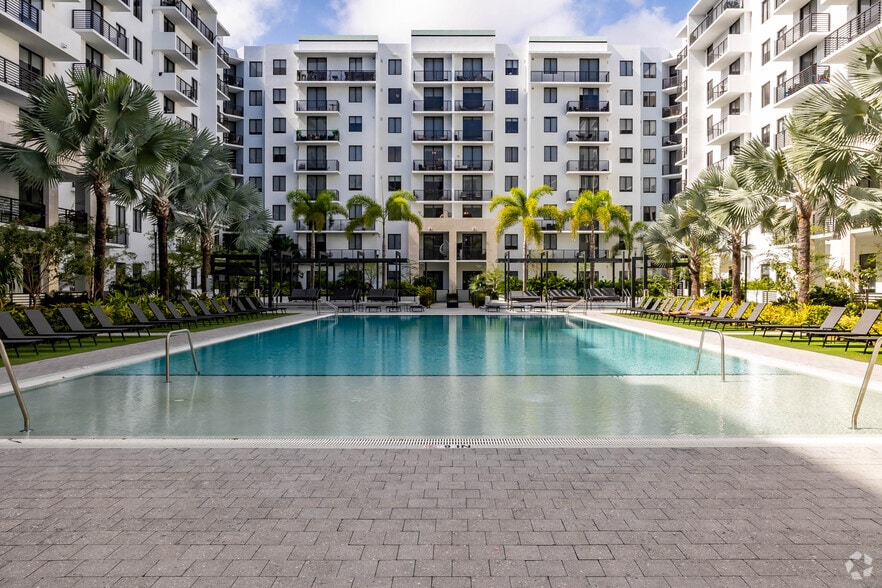 Primary Photo - Biscayne 112