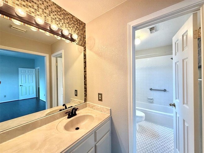 Building Photo - 626 Clarenda Falls Dr