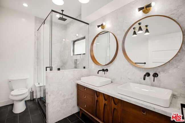 Building Photo - 1203 N Poinsettia Pl