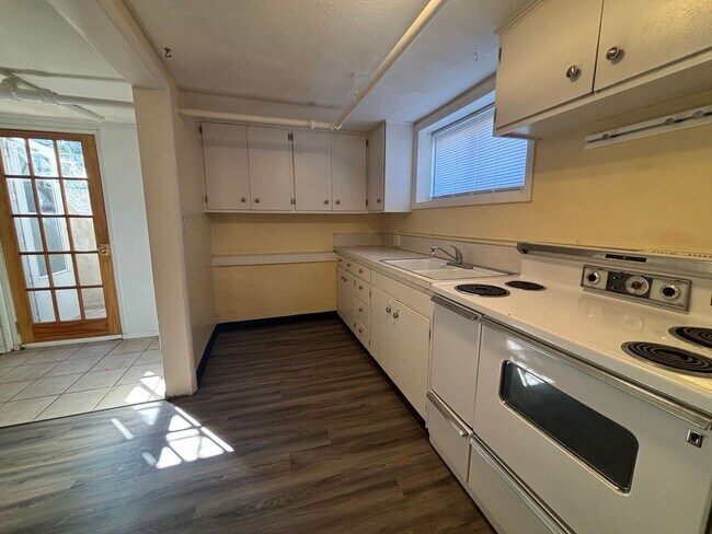 Building Photo - 650 N 10th Ave